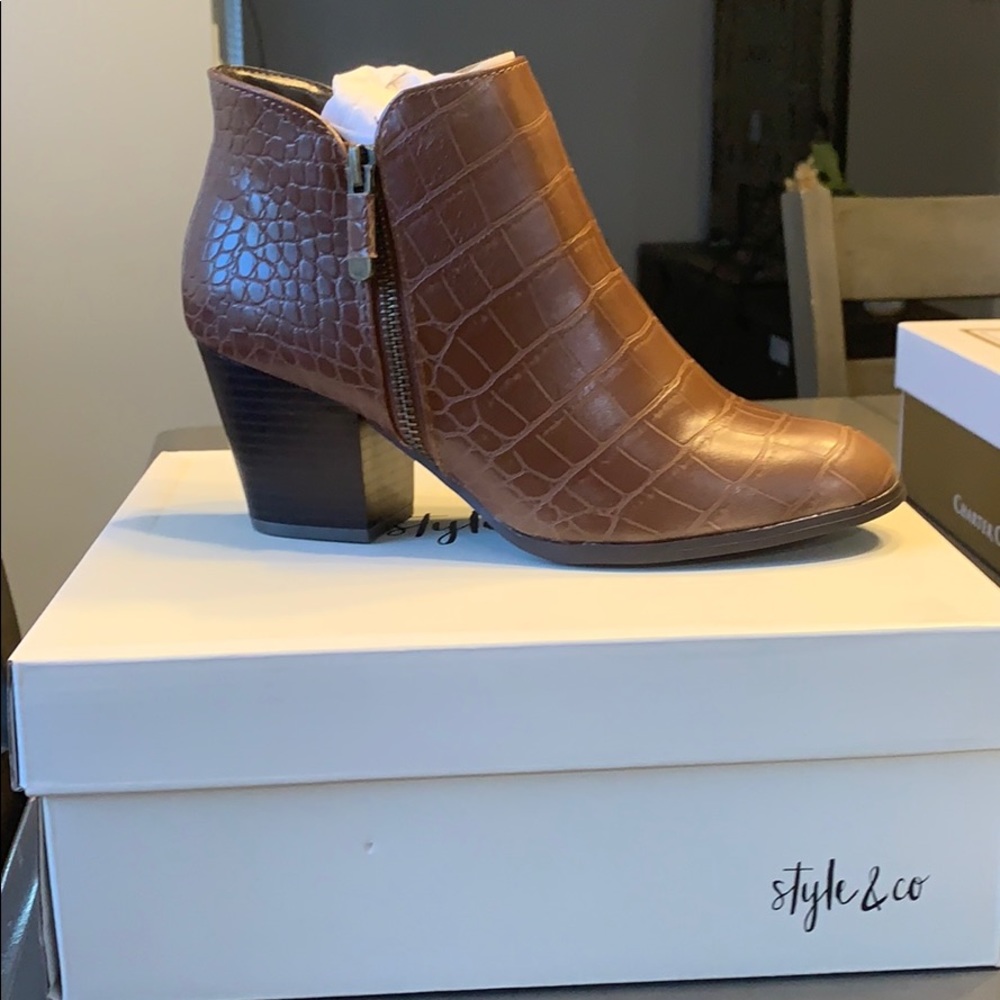 Band new Brown ankle booties